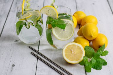 Taze limon ve naneli limonata. Beyaz arka planda ahşap. Sağlıklı bir yaşam tarzı