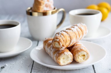 Kremalı ve kahveli tüpler. Tahta bir arka planda. tatlı