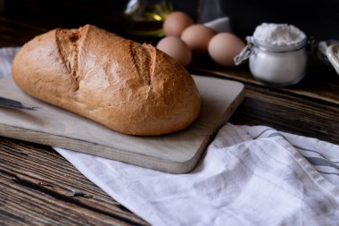 Ekmek. Ahşap arka planda dilimlenmiş ekmek. yiyecek