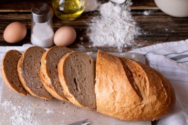 Ekmek. Ahşap arka planda dilimlenmiş ekmek. yiyecek