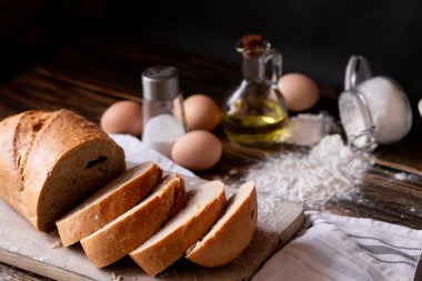 Ekmek. Ahşap arka planda dilimlenmiş ekmek. yiyecek
