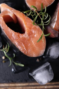 Limonlu ve otlu çiğ somon fileto. Karanlık ahşap bir arka planda. balık