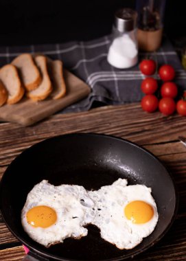 Tavada kızarmış yumurta. Tahta bir arka planda. Kahvaltı.