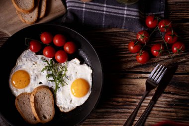 Tavada kızarmış yumurta. Tahta bir arka planda. Kahvaltı.