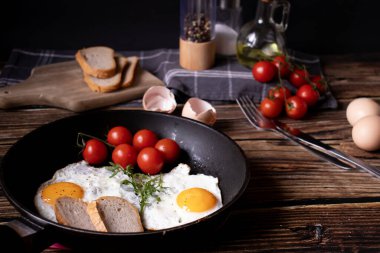 Tavada kızarmış yumurta. Tahta bir arka planda. Kahvaltı.
