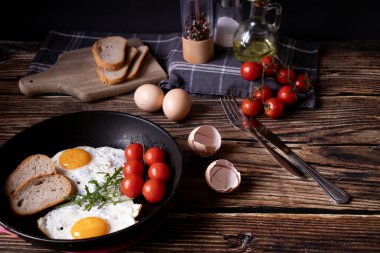 Tavada kızarmış yumurta. Tahta bir arka planda. Kahvaltı.