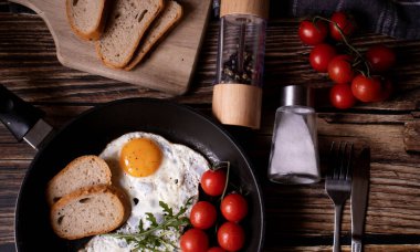 Tavada kızarmış yumurta. Tahta bir arka planda. Kahvaltı.