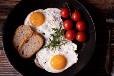 Tavada kızarmış yumurta. Tahta bir arka planda. Kahvaltı.