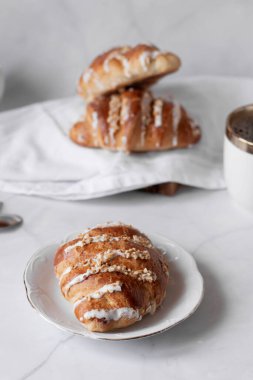 Kahve ve çörek. Beyaz bir arka planda. Kahvaltıda. Günaydın.