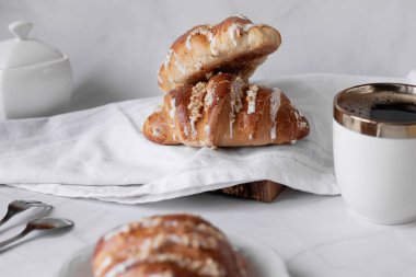 Kahve ve çörek. Beyaz bir arka planda. Kahvaltıda. Günaydın.