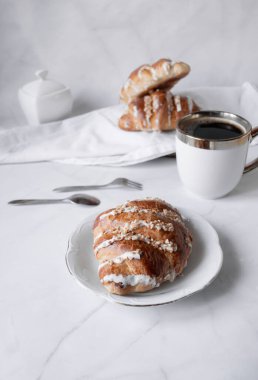 Kahve ve çörek. Beyaz bir arka planda. Kahvaltıda. Günaydın.