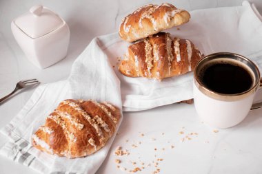 Kahve ve çörek. Beyaz bir arka planda. Kahvaltıda. Günaydın.
