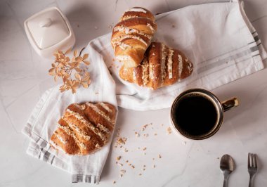 Kahve ve çörek. Beyaz bir arka planda. Kahvaltıda. Günaydın.
