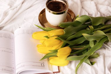 Günaydın, kahve ve laleler. Beyaz bir yatakta. Aşk..