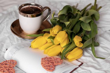 Günaydın, kahve ve laleler. Beyaz bir yatakta. Aşk..