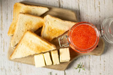 Tereyağlı sandviç ve kırmızı havyarlı. Tahta bir arka planda. yiyecek