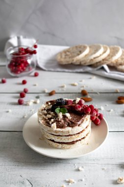 Pirinç kekleri, sağlıklı yiyecekler. Ahşap bir arka planda. Kahvaltı.