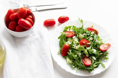 Yeşil vejetaryen salatası, roka yaprakları ve kiraz domatesleri. Atıştırmalık, yemek