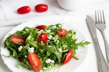 Yeşil vejetaryen salatası, roka yaprakları ve kiraz domatesleri. Atıştırmalık, yemek