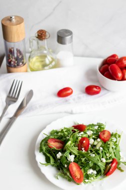 Yeşil vejetaryen salatası, roka yaprakları ve kiraz domatesleri. Atıştırmalık, yemek