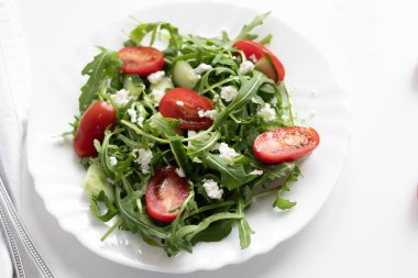Yeşil vejetaryen salatası, roka yaprakları ve kiraz domatesleri. Atıştırmalık, yemek