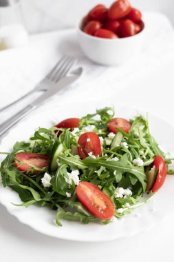 Yeşil vejetaryen salatası, roka yaprakları ve kiraz domatesleri. Atıştırmalık, yemek