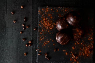 Siyah arka planda çikolatalı şekerler