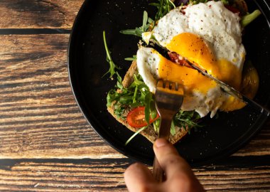 Yumurtalı sandviç. Tahta bir arka planda. Kahvaltı