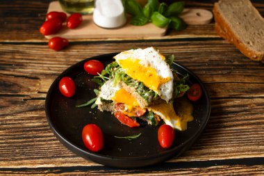 Yumurtalı sandviç. Tahta bir arka planda. Kahvaltı