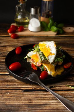 Yumurtalı sandviç. Tahta bir arka planda. Kahvaltı