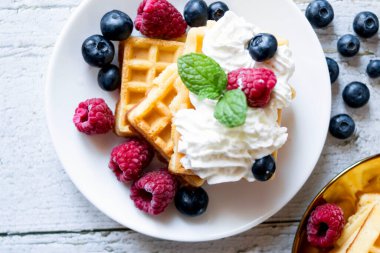 Yabanmersinli ve ahududulu ev yapımı Belçika waffle 'ı.