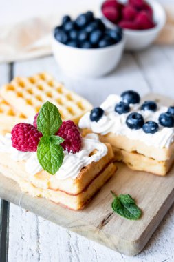 Kremalı ve yaban mersinli waffle.