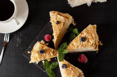 Tabağında böğürtlen olan lezzetli peynirli kek.