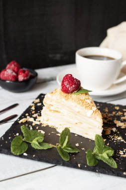 Kremalı ve ahududulu kek.