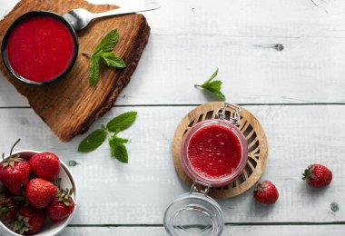 Taze çilek reçeli. Tahta bir arka planda. çilek