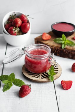 Taze çilek reçeli. Tahta bir arka planda. çilek