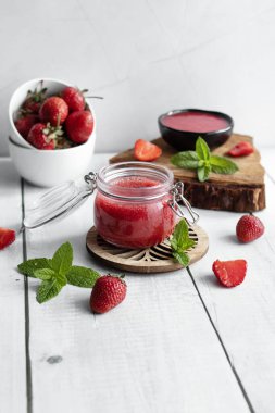Taze çilek reçeli. Tahta bir arka planda. çilek