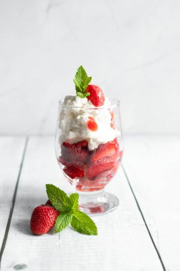 Çilekli tatlı tatlı. Tahta bir arka planda. Çilek. tatlı