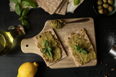 Taze pesto sosu. Karanlık bir arka planda. içerik