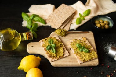 Taze pesto sosu. Karanlık bir arka planda. içerik