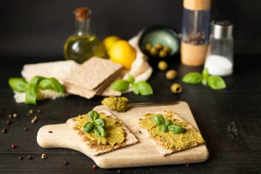 Taze pesto sosu. Karanlık bir arka planda. içerik