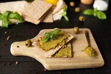 Taze pesto sosu. Karanlık bir arka planda. içerik