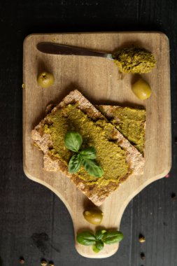 Taze pesto sosu. Karanlık bir arka planda. içerik