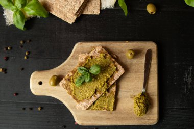 Taze pesto sosu. Karanlık bir arka planda. içerik