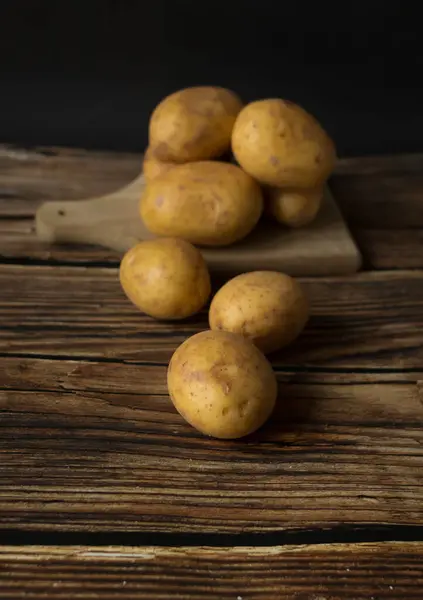 taze çiğ patates. Karanlık ahşap bir arka planda. yiyecek