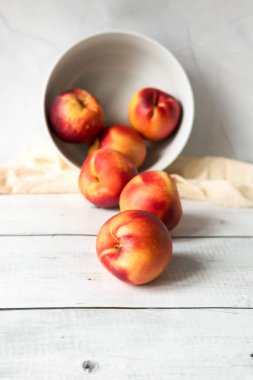 Beyaz bir masada bıçakla şeftali