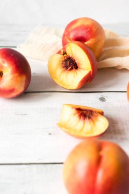 beyaz arkaplanda şeftali ve katran.