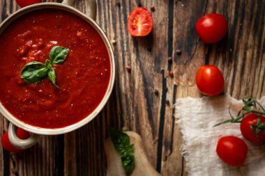 Basil 'li domates çorbası.