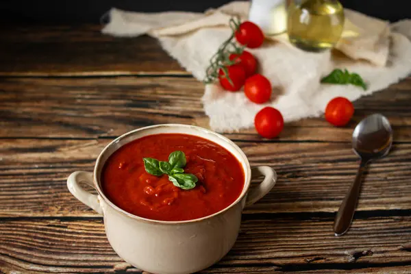 Basil 'li domates çorbası.