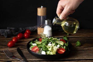 Taze salata, roka, vişneli domates ve peynir. Tahta bir arka planda. sağlıklı yiyecekler